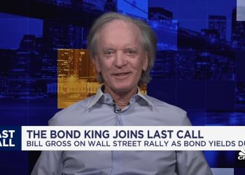 Auto loan delinquencies indicate the consumer is falling behind, says PIMCO Co-Founder Bill Gross