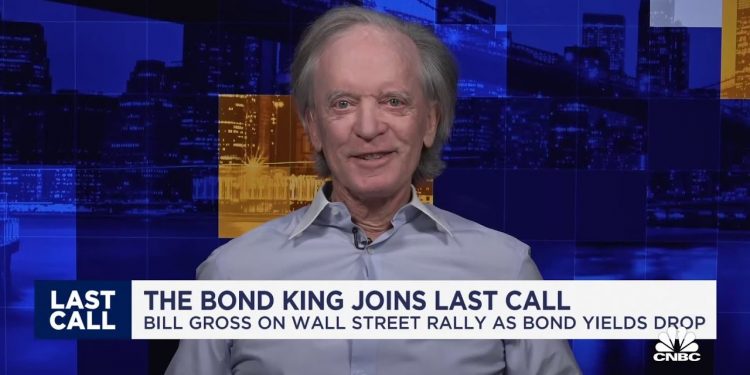 Auto loan delinquencies indicate the consumer is falling behind, says PIMCO Co-Founder Bill Gross